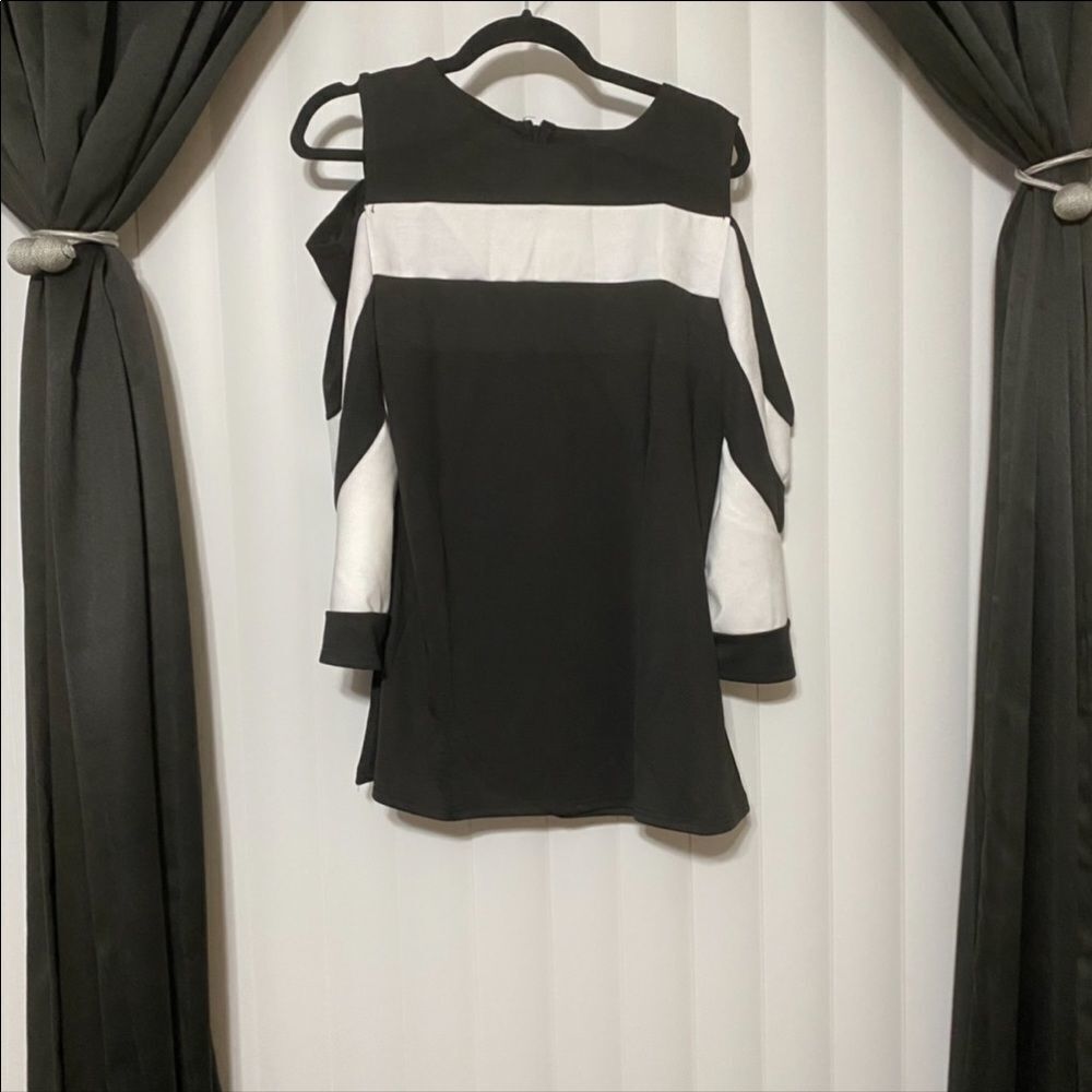 New Blum black/white open shoulder , zippered back blouse